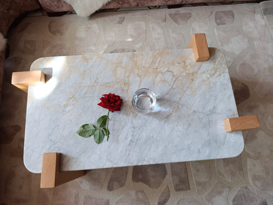 طاولة فخمة من الرخام الإيطالي وخشب الزان المتين