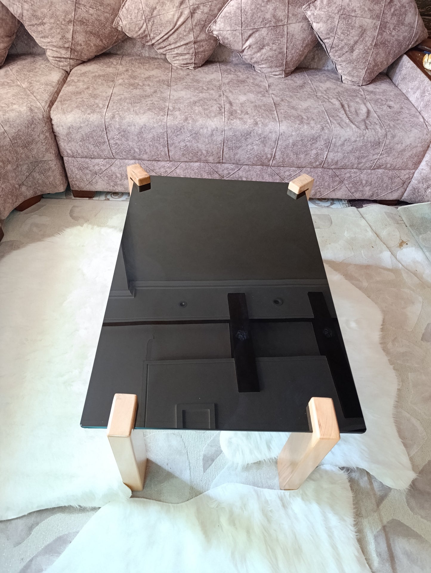 🖤 طاولة زجاج أسود مقوّى بأرجل من خشب الزان المتين – تصميم عصري من Déco Chic   🖤 Table en verre noir trempé avec pieds en bois de hêtre – Design moderne signé Déco Chic