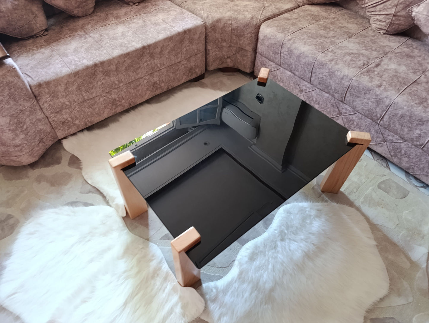 🖤 طاولة زجاج أسود مقوّى بأرجل من خشب الزان المتين – تصميم عصري من Déco Chic   🖤 Table en verre noir trempé avec pieds en bois de hêtre – Design moderne signé Déco Chic