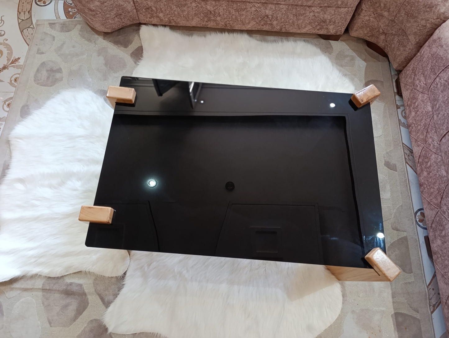 🖤 طاولة زجاج أسود مقوّى بأرجل من خشب الزان المتين – تصميم عصري من Déco Chic   🖤 Table en verre noir trempé avec pieds en bois de hêtre – Design moderne signé Déco Chic