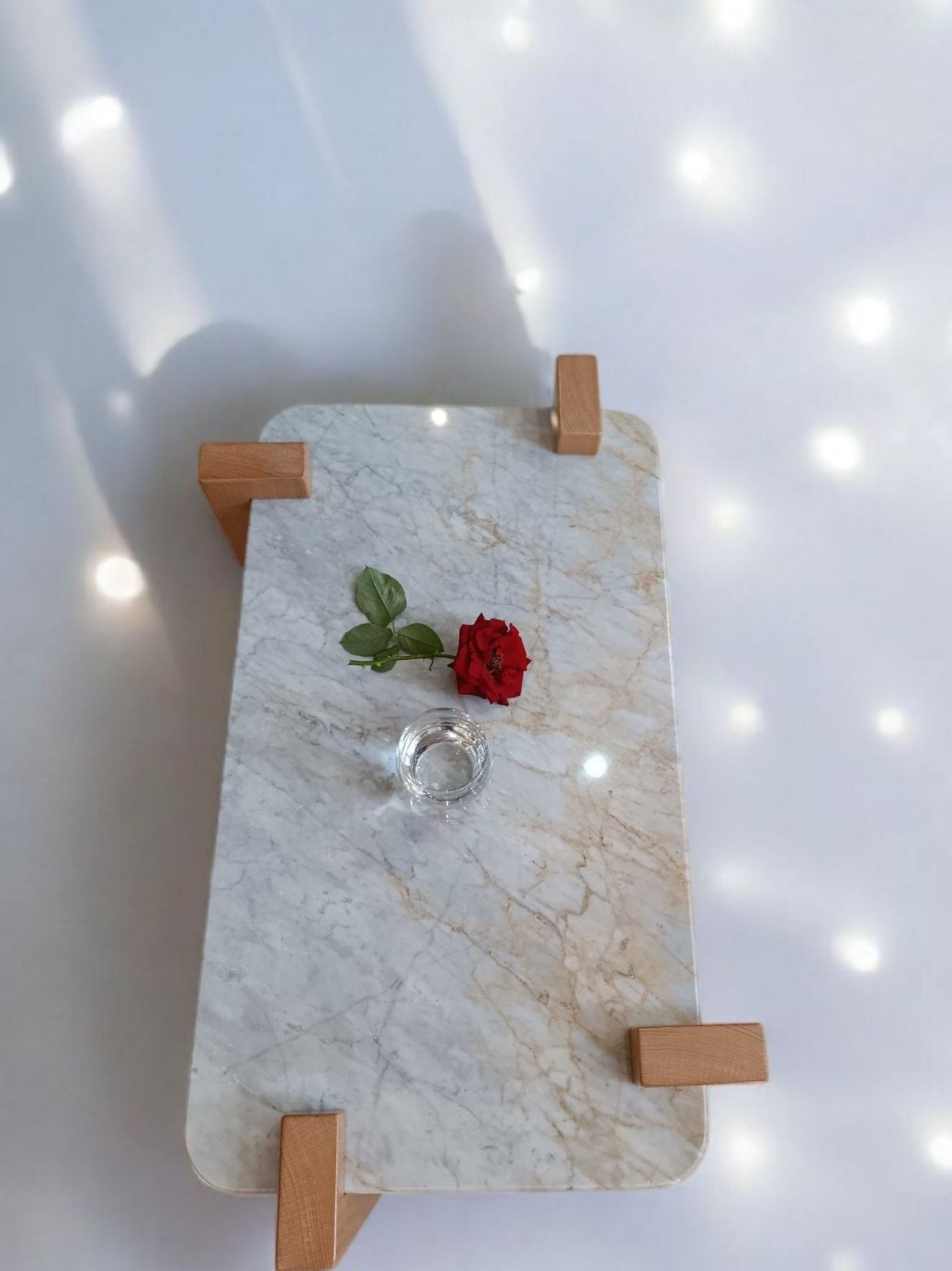 طاولة فخمة من الرخام الإيطالي وخشب الزان المتين