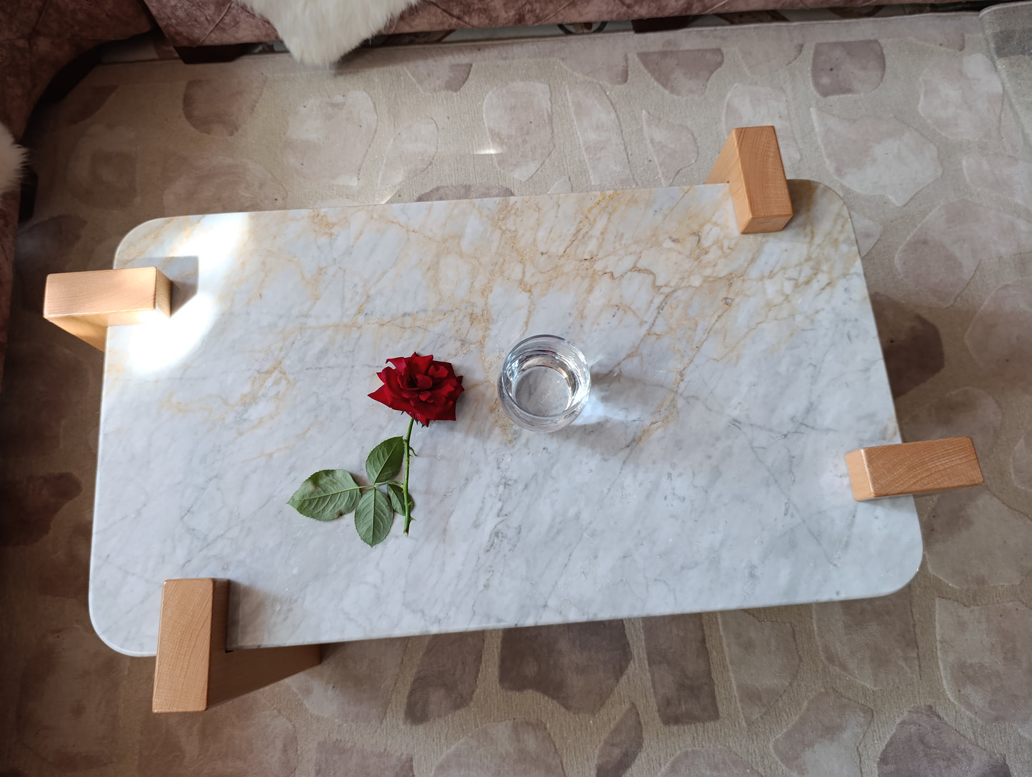 طاولة فخمة من الرخام الإيطالي وخشب الزان المتين