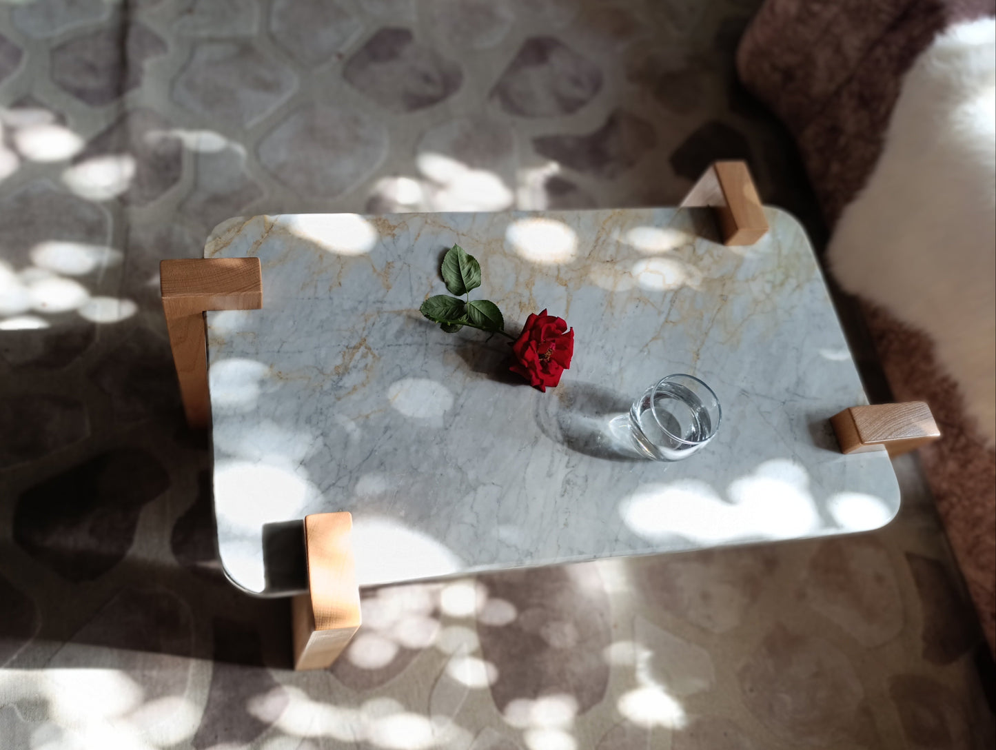 طاولة فخمة من الرخام الإيطالي وخشب الزان المتين