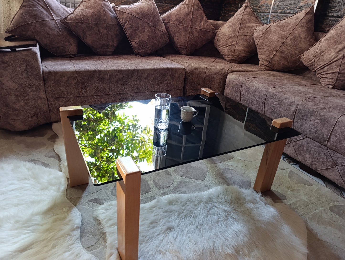 🖤 طاولة زجاج أسود مقوّى بأرجل من خشب الزان المتين – تصميم عصري من Déco Chic   🖤 Table en verre noir trempé avec pieds en bois de hêtre – Design moderne signé Déco Chic